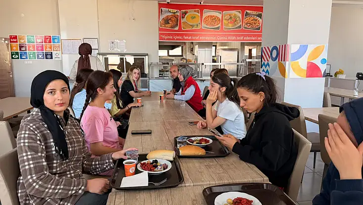 Doğubayazıt’ta yurtlara gelen gençlere ‘Çaya Geliyoruz’ karşılaması