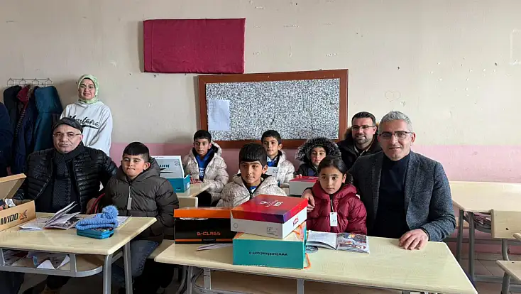 Minik öğrencilere kış hediyeleri dağıtıldı, gönüller ısındı