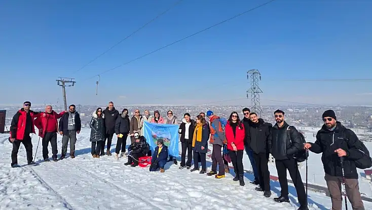 Doğubayazıtlı doğaseverler Küpkıran’da kayak yaptı