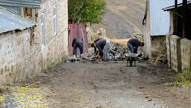 Eleşkirt’te köy yolları yenileniyor
