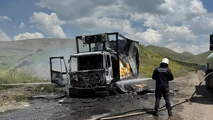 Erzurum-Ağrı kara yolunda alevlere teslim olan kamyon kullanılamaz hale geldi