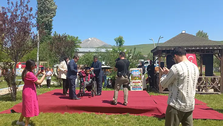 Evde eğitim gören Ahmet Göktaş'ın karne sevincine protokol ortak oldu