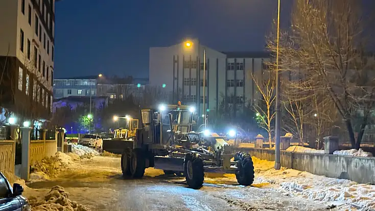 Fırat Mahallesi’nde anonslu müdahale: Sokaklar buzdan temizlendi