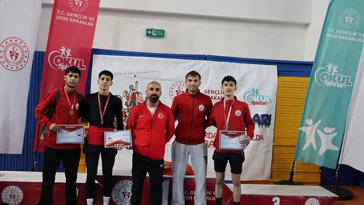 Genç haltercilerden büyük başarı: Ağrı’ya üç Türkiye derecesi