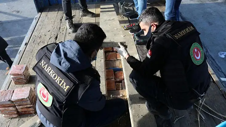 Gürbulak’ta tırın tüpüne gizlenmiş 5 kilo 202 gram uyuşturucu ele geçirildi