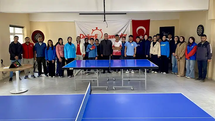Hamur’da masa tenisi turnuvasında kıyasıya mücadele