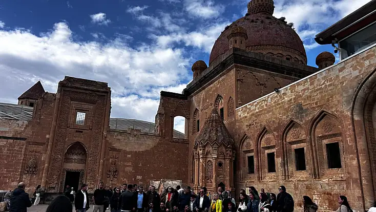 İshak Paşa Sarayı hafta sonu ziyaretçi akınına uğradı