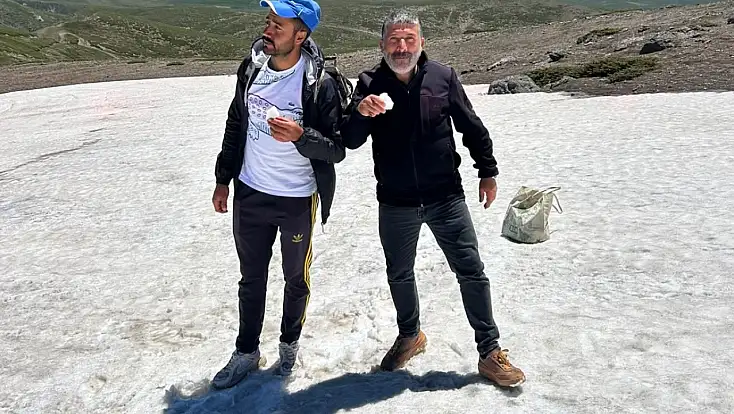 İstanbul sıcağından kaçtı, Ağrı’da Temmuz ayında kar yedi
