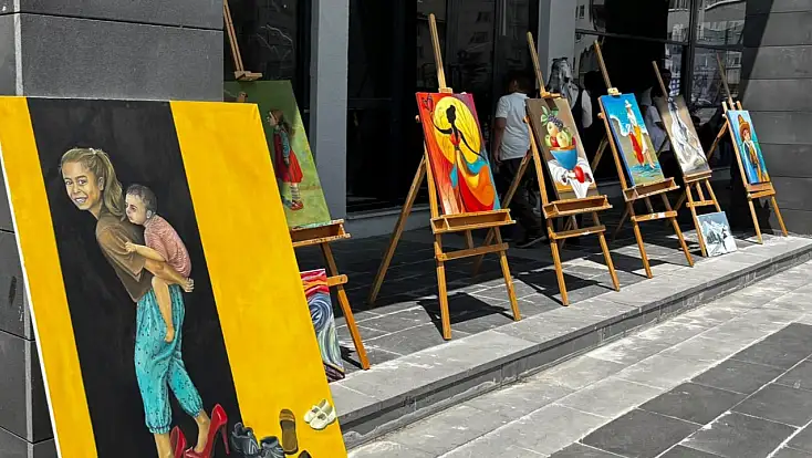 Kadın kursiyerlerin eserleri Şakîro Kent Meydanı'nda sergilendi