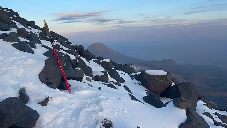 Kar yağışına rağmen zirve inadı! Ağrı Dağı’nda kar kalınlığı 40 santimi geçti