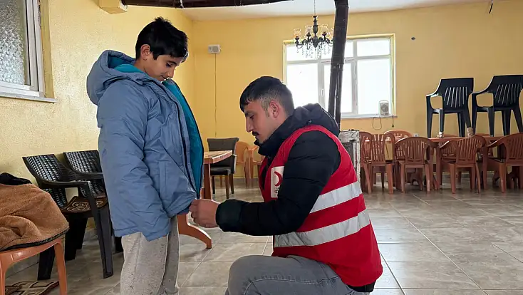 Karakent Köyü'nde çocuklara kışlık giysi dağıtıldı