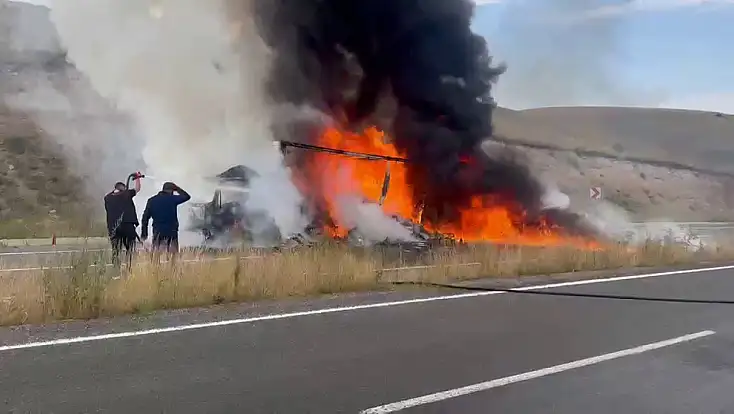 Kars’ta kargo aracı alevlere teslim oldu