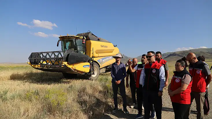 Kaymakam Ayvat çiftçinin hasat sevincine ortak oldu