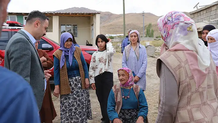 Kaymakam Ayvat evleri çöken aileyi yalnız bırakmadı