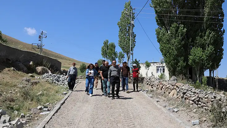 Kaymakam Ayvat Göksügüzel Köyü’ndeki yol çalışmalarını yerinde inceledi