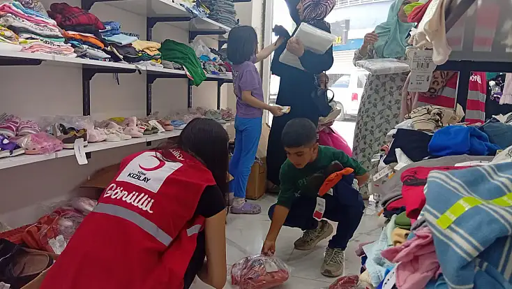 Kızılay Butik mağazasında ihtiyaç sahibi aileler giydirildi