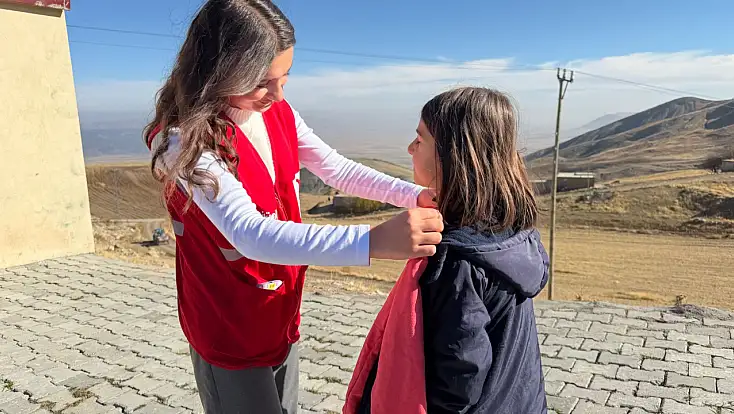 Kızılay’dan Üzengili Köyü’ne giyim desteği