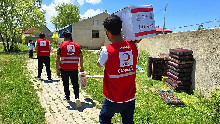 Kızılay Diyadin’de ihtiyaç sahibi ailelerin kapısını çaldı