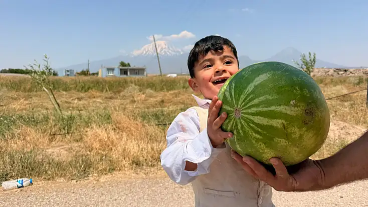 Kızılay Doğubayazıt’ta köy köy dolaşıp karpuz dağıttı