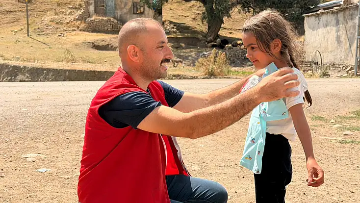 Kızılay gönüllüleri Ağrı Dağı eteklerinde köy çocuklarının yüzünü güldürdü