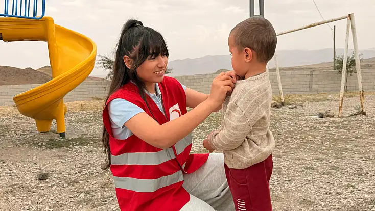 Kızılay gönüllüleri Binkaya Köyü’nde çocukların yüzünü güldürdü