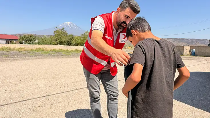 Kızılay gönüllüleri Uzunyazı Köyü’nde çocukların yüzünü güldürdü
