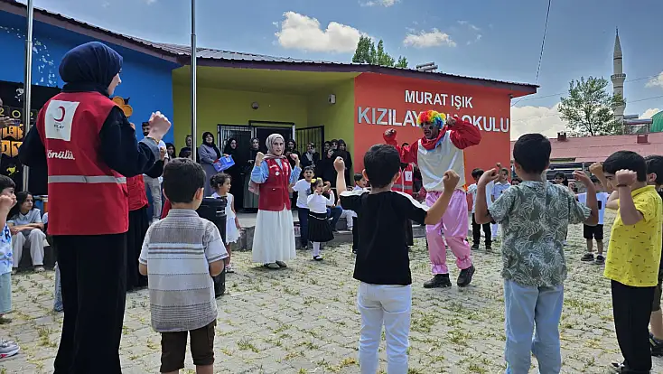 Kızılay miniklerin karne sevincine ortak oldu