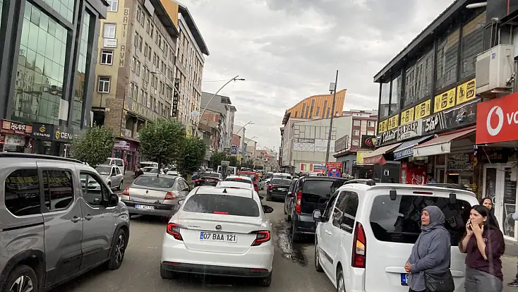 KPSS trafiği Ağrı’da yolları kilitledi: Sürücüler santim santim ilerledi