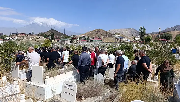 Lokman Şahin yüzlerce kişinin cenazeye katılmasıyla son yolculuğuna uğurladı