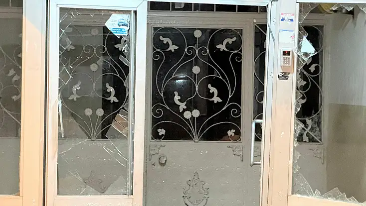 Mahalleli bomba sesi sandı: Ağrı'da çatıdan düşen kar kapıyı paramparça etti!