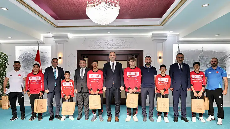 Minik şampiyonlar Vali Bozkurt'un konuğu oldu