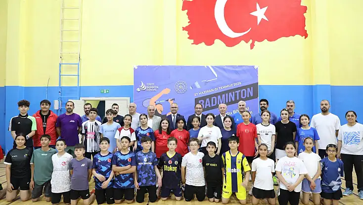 Müdür Çelebi, Badminton Gelişim Kampındaki sporcuları ziyaret etti