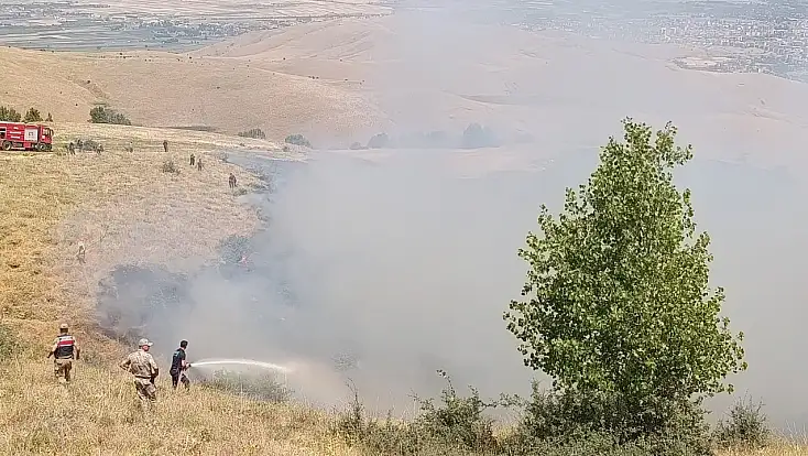 Muş'ta örtü yangını korkuttu