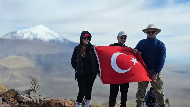 Pamuk Dağı’na çıktılar, Ağrı Dağı’na selam gönderdiler!