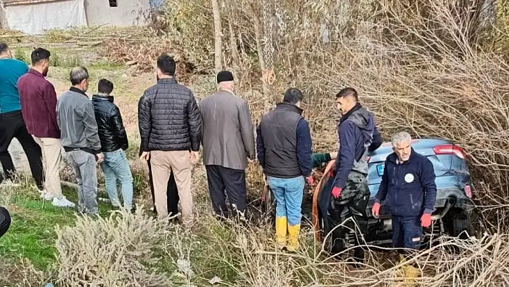 Patnos-Erciş yolunda araç dereye uçtu! Sürücü kazadan kurtuldu