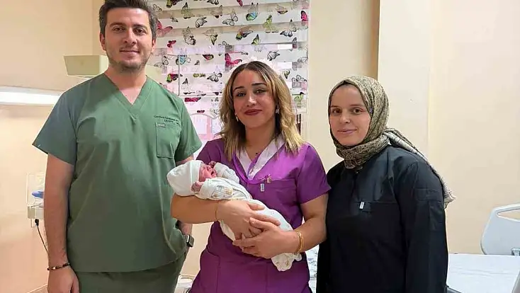Patnos’ta bir ilk: İlk doğumu sezaryen olan Anne ikinci bebeğini normal doğumla kucağına aldı