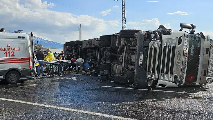 Patnos'ta can pazarı: Tır motosikletin üzerine devrildi, 1 ölü