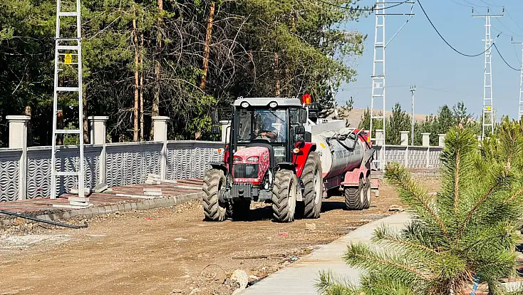Patnos’ta genişletilen yol fidanlarla yeşillendiriliyor