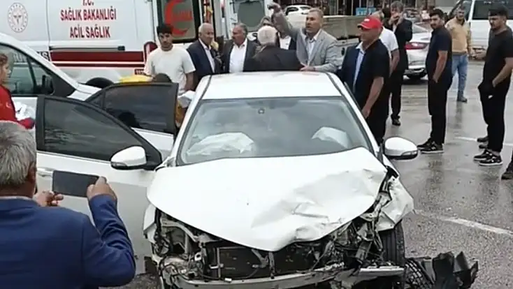 Patnos’ta iki araç çarpıştı: 3 kişi yaralandı