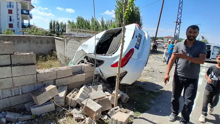 Patnos’ta iki araç kavşakta çarpıştı! 1’i çocuk 4 kişi yaralandı
