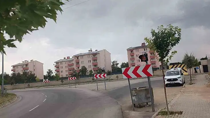 Patnos’ta riskli kavşaklara yeni önlem: Levhalara flaşör takıldı