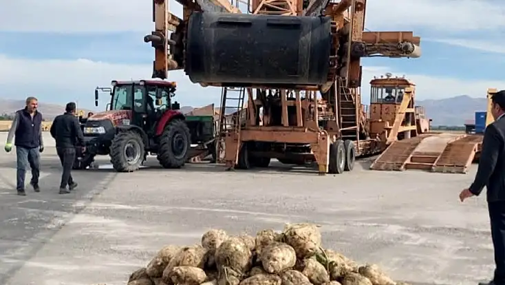 Patnos’ta şeker pancarı alım sezonu başladı