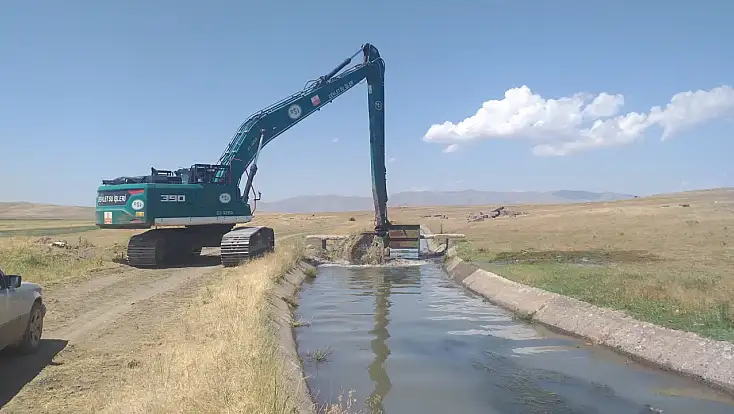 Patnos'ta sulama kanallarında temizlik çalışmaları başladı