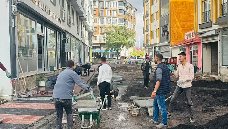 Patnos’ta yol çalışması öncesi kaldırımlar yenileniyor