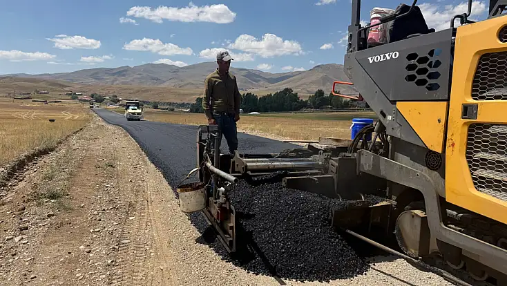 Taşlıçay’da 2,7 kilometrelik köy yolu sıcak asfaltla yenilendi