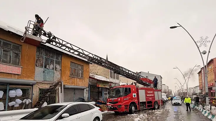 Taşlıçay’da can ve mal güvenliği için çatı temizliği yapıldı