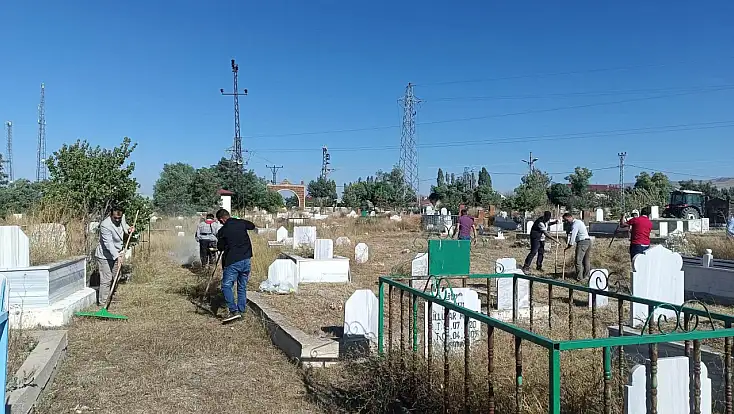Taşlıçay’da mezarlıklarda kapsamlı temizlik çalışması