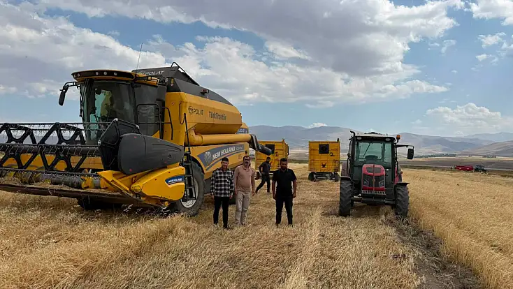 Taşlıçay’da üretime destek: Başkan Budak tarlada ekim yaptı