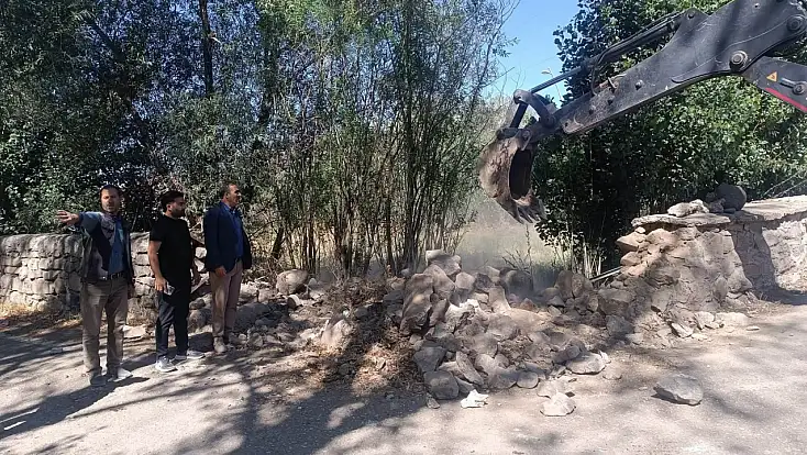 Taşlıçay’da yol genişletme çalışmaları Başkan Budak’ın bahçesinden başladı