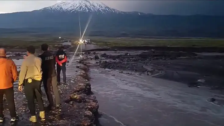 Tendürek Geçidi'nde heyelan: Yol çift yönlü ulaşıma kapandı